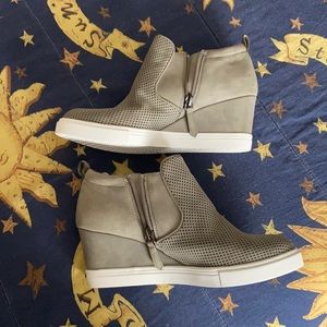Susina — Woman’s Areya Wedged Sneaker